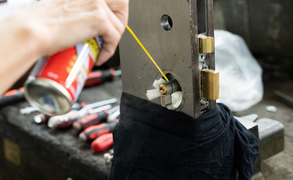 euro cylinder glue attack